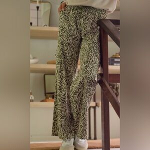 EILA WILD FLORAL PRINT STRETCH TWILL WIDE LEG CARGO PANT - L